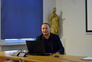 Prof. Juliusz Raczkowski omawia projekt badawczy Liturgica Poloniae